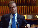 Медведев разместил у себя пять видеороликов, права на которые принадлежат Первому каналу. На момент публикации по-прежнему можно услышать лишь мнение премьера о возглавляемой им партии "Единая Россия" - почему не заблокирована эта видеозапись, неясно