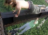 Смертельно опасные трюки, выполненные на высоте многоэтажного дома группой молодых россиян, потрясли иностранцев