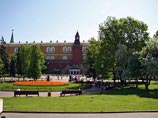 Александровский сад, где хотели погулять яблочники, внезапно закрыли для всех. Митрохина задержали за футболку Александровский сад, где хотели погулять яблочники, внезапно закрыли для всех. Митрохина задержали за футболку