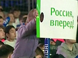 Первая несанкционированная акция по новым правилам, установленным Владимиром Путиным, прошла в Москве: шумными гуляньями, которые с полуночи являются незаконными, болельщики отметили уверенную победу России над Чехией