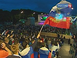 Первая несанкционированная акция по новым правилам: в Москве шумными гуляньями отметили победу России
