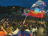 Первая несанкционированная акция по новым правилам: в Москве шумными гуляньями отметили победу России Первая несанкционированная акция по новым правилам: в Москве шумными гуляньями отметили победу России