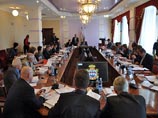 Депутаты Камчатки приняли на очередной сессии закон о прямых выборах губернатора, дающий право выдвигать кандидатов на этот пост только политическим партиям и исключающий самовыдвиженцев