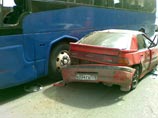 Крупное ДТП произошло в Невском районе Петербурга в субботу: 24-летний петербуржец на красной Mazda без видимой на то причины "снес" семь припаркованных автомобилей
