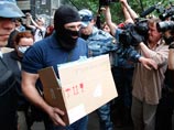 Следователи покидают квартиру Алексея Навального Следователи покидают квартиру Алексея Навального