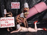 Femen устроили "голую войну" против Евро-2012. Им ответили польские проститутки (ФОТО) Femen устроили "голую войну" против Евро-2012. Им ответили польские проститутки (ФОТО)