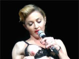 Мадонна на концерте в Турции обнажила грудь, фанаты не оценили (ВИДЕО)