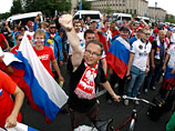 Участники марша российских болельщиков, в больших количествах стекаются к музею Войска Польского