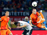 Сборная Германии единолично возглавила турнирную таблицу самой сложной группы на чемпионате Европы по футболу, переиграв во втором туре сборную Нидерландов со счетом 2:1