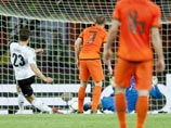 Оба мяча у немцев в первом тайме забил нападающий Марио Гомес (24', 38'), который в последних семи официальных играх "бундестим" отличился уже восемь раз Оба мяча у немцев в первом тайме забил нападающий Марио Гомес (24', 38'), который в последних семи официальных играх "бундестим" отличился уже восемь раз