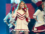 Мадонна продолжает "голый тур" - в Риме она спустила брюки (ВИДЕО)