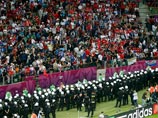 УЕФА накануне выступил с заявлением по инцидентам в Варшаве и позднее известил об открытии второго дисциплинарного дела в отношении РФС в связи с непристойным поведением болельщиков на матче против Польши в Варшаве 12 июня
