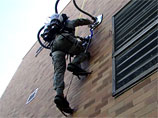 Рюкзак человека-пылесоса, способного ходить по стенам, приглянулся военным из США (ВИДЕО)