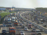 В Москве на МКАД хулиганы обстреляли из леса четыре автобуса В Москве на МКАД хулиганы обстреляли из леса четыре автобуса