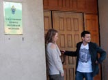 Собчак вышла с допроса в СКР с загранпаспортом, но без денег Собчак вышла с допроса в СКР с загранпаспортом, но без денег