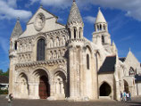 Во Франции осквернена древняя церковь