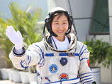 Среди членов экипажа - первая китайская женщина-тайконавт 33-летняя майор военно-воздушных сил НОАК Лю Ян