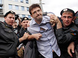 Накануне оппозиция пыталась провести у здания Следственного комитета акцию "Оккупай СК", требуя прекращения уголовного преследования ряда представителей оппозиции за участие в беспорядках 6 мая на Болотной площади в Москве