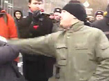 В минувшем марте Босых сняли на видео, когда он ударил девушку на уличной акции в поддержку панк-группы Pussy Riot В минувшем марте Босых сняли на видео, когда он ударил девушку на уличной акции в поддержку панк-группы Pussy Riot