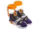 Adidas обвинили в оскорблении памяти черных рабов: концерн выпустил кроссовки с кандалами Adidas обвинили в оскорблении памяти черных рабов: концерн выпустил кроссовки с кандалами