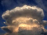 Кроме того, из огромной массы периодически вылетали разряды молний, завершавшие апокалиптическую картину