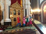 Пять девушек в конце февраля пришли в Храм Христа Спасителя, надев маски, вбежали на солею и амвон, вход на которые запрещен, и у алтаря провели так называемый "панк-молебен" антипутинского содержания