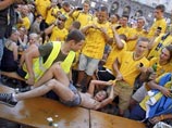 Femen заявляет о "жестоком избиении" своих активисток после голого протеста в шведской фан-зоне Евро-2012