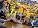 Femen заявляет о "жестоком избиении" своих активисток после голого протеста в шведской фан-зоне Евро-2012 Femen заявляет о "жестоком избиении" своих активисток после голого протеста в шведской фан-зоне Евро-2012