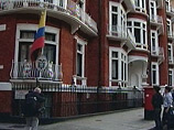 Основатель сайта WikiLeaks Джулиан Ассанж обратился в посольство Эквадора в Лондоне с просьбой предоставить ему политическое убежище в этой стране