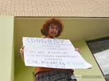 Столичная полиция с утра усилила меры безопасности около здания Таганского районного суда: туда прибыли сразу восемь полицейских автобусов и десятки стражей порядка Столичная полиция с утра усилила меры безопасности около здания Таганского районного суда: туда прибыли сразу восемь полицейских автобусов и десятки стражей порядка