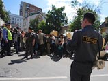 На прилегающих улицах разместились усиленные наряды полиции и сотрудники ДПС На прилегающих улицах разместились усиленные наряды полиции и сотрудники ДПС