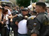 Суд снова арестовал активисток Pussy Riot. У здания ругань, драка и задержания Суд снова арестовал активисток Pussy Riot. У здания ругань, драка и задержания
