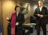 На видеозаписи, которая попала в интернет, видно, как баронесса уже собирается зайти в кабинет, где находился Николич, но затем останавливается и обращается к своему помощнику