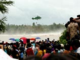 Советские вертолеты армии Лаоса спасают священное дерево