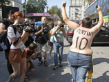 Активистка женского движения Femen прорвалась к "хряку-прорицателю" Фунтику, обитающему на территории киевской фан-зоны в центре украинской столицы