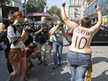 Голая активистка Femen прорвалась в вольер к киевскому хряку-прорицателю (ВИДЕО) Голая активистка Femen прорвалась в вольер к киевскому хряку-прорицателю (ВИДЕО)