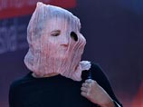 Пожалуй, одним из самых популярных в СМИ моментов стало появление на звездной дорожке женщины маске, подобной той, что были на головах у участниц группы Pussy Riot