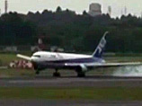 Пассажирский лайнер Boeing 767 японской авиакомпании All Nippon Airways, следовавший рейсом Пекин - Токио, получил серьезные повреждения во время совершения посадки в Международном аэропорту Нарита