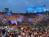 Юбилейный 90-й оперный фестиваль Arena di Verona открывается в пятницу на всемирно известной исторической сцене под открытым небом - античном амфитеатре в итальянской Вероне