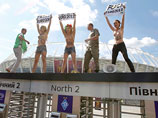 Голой грудью на забор: FEMEN вновь протестовали у стадиона "Олимпийский" в Киеве