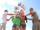 Активистки полуголого протеста из движения FEMEN провели в Киеве очередную акцию, приуроченную к Евро-2012: трое девушек залезли на забор возле НСК "Олимпийский"