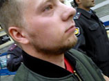 Житель Екатеринбурга в рамках проверки соблюдения нового закона о митингах устроил первое в истории новой России одиночное экскурсионное шествие в сопровождении сотрудников полиции