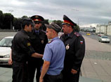 Екатеринбуржец проверил закон о митингах, покатавшись на троллейбусе и погуляв в окружении 10 полицейских (ВИДЕО)