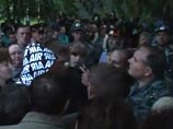 Через два дня из Республики Коми на легковых автомашинах прибыли около 40 земляков предпринимателя. Около 60 местных жителей приняли вызов и собрались у пилорамы. Потасовку быстро остановили сотрудники полиции Через два дня из Республики Коми на легковых автомашинах прибыли около 40 земляков предпринимателя. Около 60 местных жителей приняли вызов и собрались у пилорамы. Потасовку быстро остановили сотрудники полиции