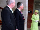 Королева Елизавета II, находящаяся в поездке по Северной Ирландии, встретилась в Белфасте с лидером североирландской республиканской партии "Шинн Фейн" Мартином Макгиннессом