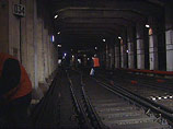 Со слов очевидцев, в пути следования в сторону станции метро "Красные ворота" в 01:15 мужчина раздвинул двери электропоезда и выпал из вагона в тоннель