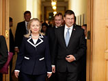 Двери здания правительства Латвии пришлось выламывать из-за Клинтон