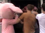 Активисты зародившегося в Москве движения "Хрюши против" в плюшевых розовых костюмах свиней постарались провести в магазине акцию по поиску просроченных продуктов