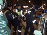 Сотрудники ГИБДД остановили машину Андрея. За рулем была Юлия, она пустила в ход ругательства, кулаки, ногти и даже каблуки Сотрудники ГИБДД остановили машину Андрея. За рулем была Юлия, она пустила в ход ругательства, кулаки, ногти и даже каблуки