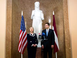 Хиллари Клинтон с премьер-министром Валдисом Домбровскисом, 28 мюня 2012 года